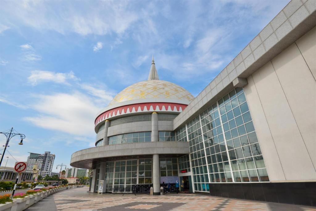 Higher Hotel Бандар-Сері-Бегаван Екстер'єр фото