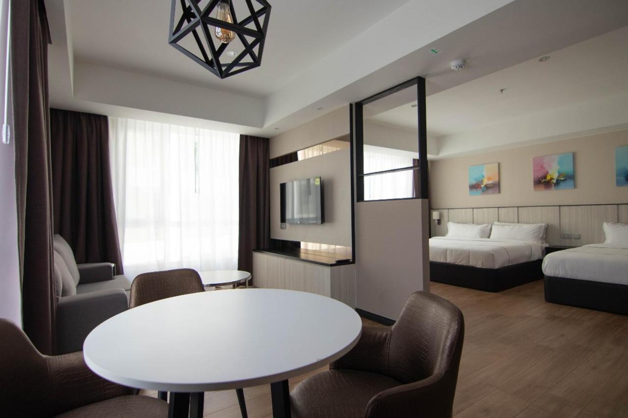 Higher Hotel Бандар-Сері-Бегаван Екстер'єр фото