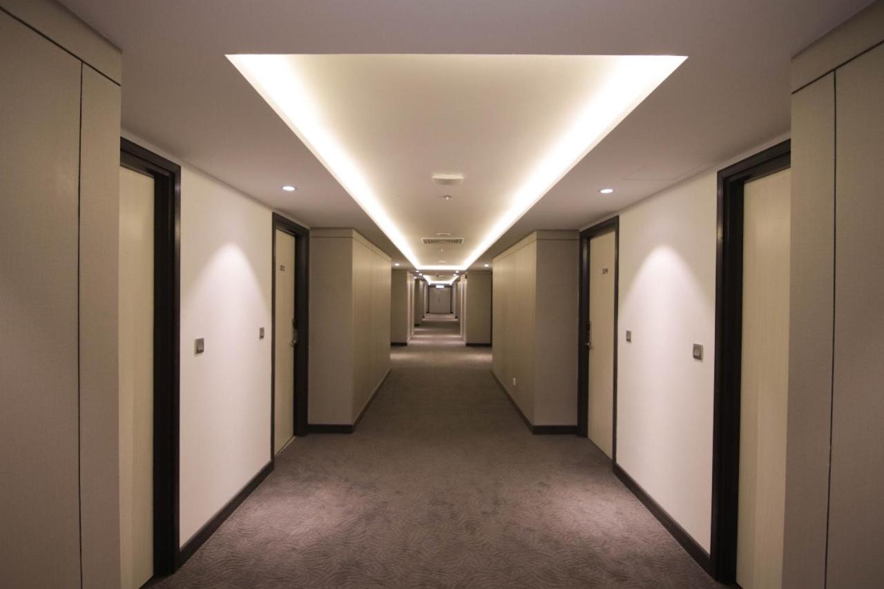 Higher Hotel Бандар-Сері-Бегаван Екстер'єр фото
