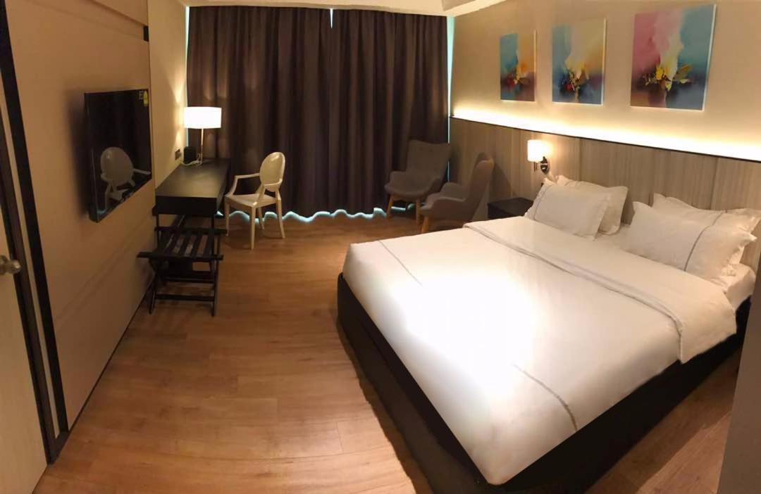 Higher Hotel Бандар-Сері-Бегаван Екстер'єр фото