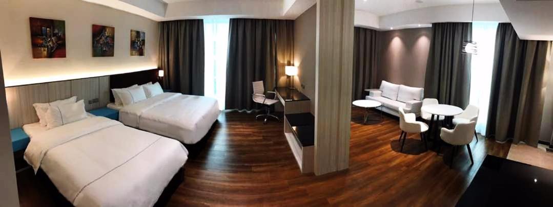 Higher Hotel Бандар-Сері-Бегаван Екстер'єр фото
